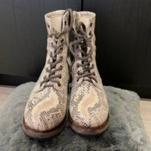 FREEBIRD by Steven Cavalier Black White Snake Size 8